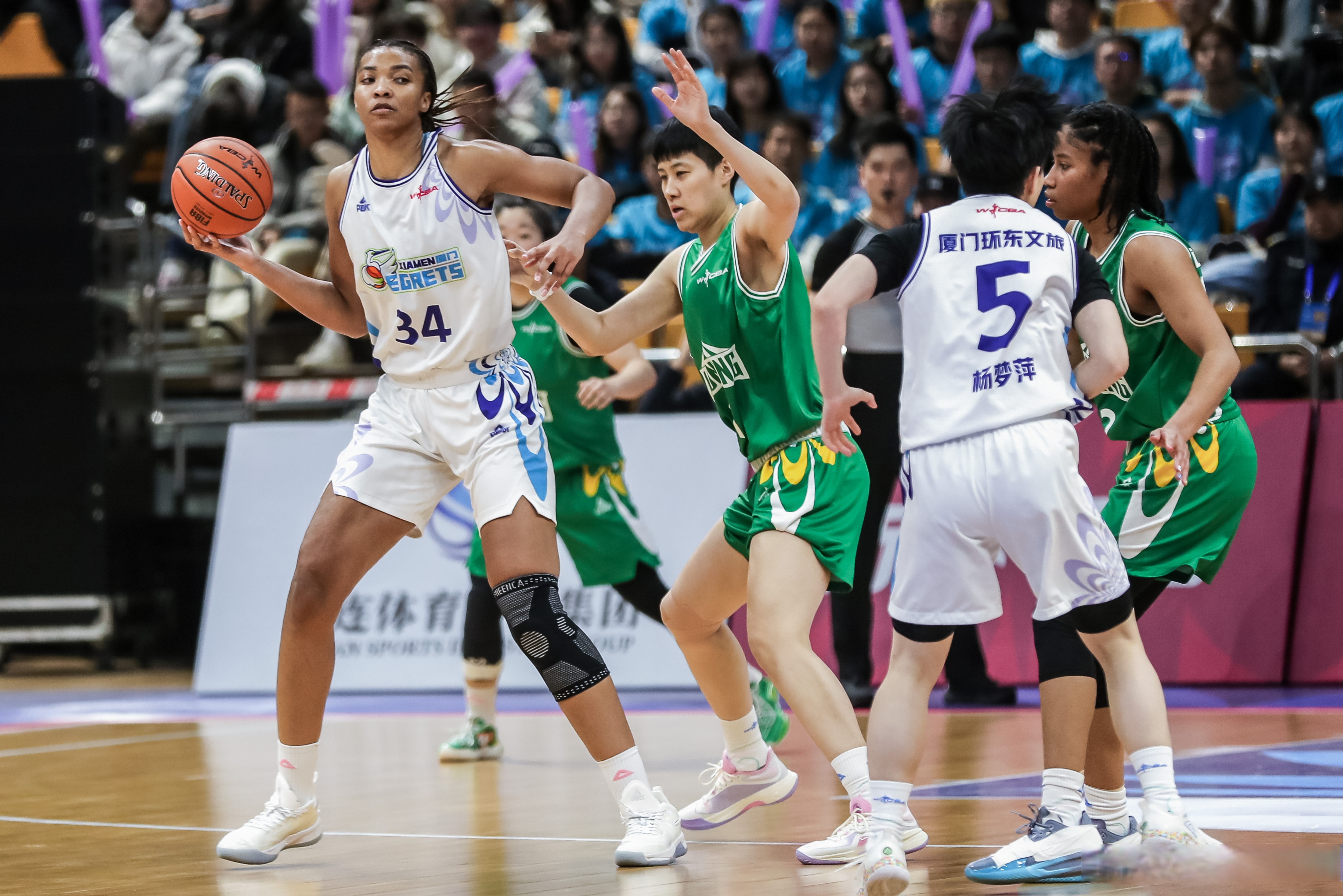 北京女篮战胜上海队,继续稳坐榜首的简单介绍 北京女篮战胜上海队,继续稳坐榜首的简单介绍