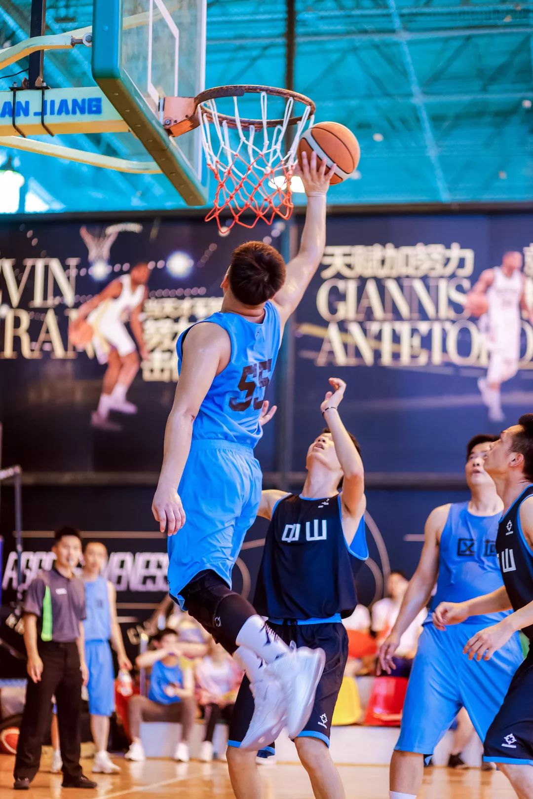 热血搏杀!球员们将争夺胜利的机会 热血搏杀!球员们将争夺胜利的机会