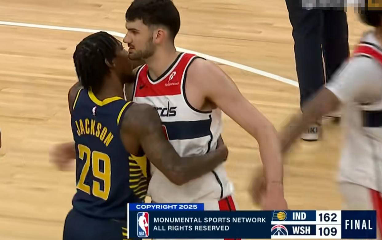 NBA比赛中球员之间的暖心互动 NBA比赛中球员之间的暖心互动