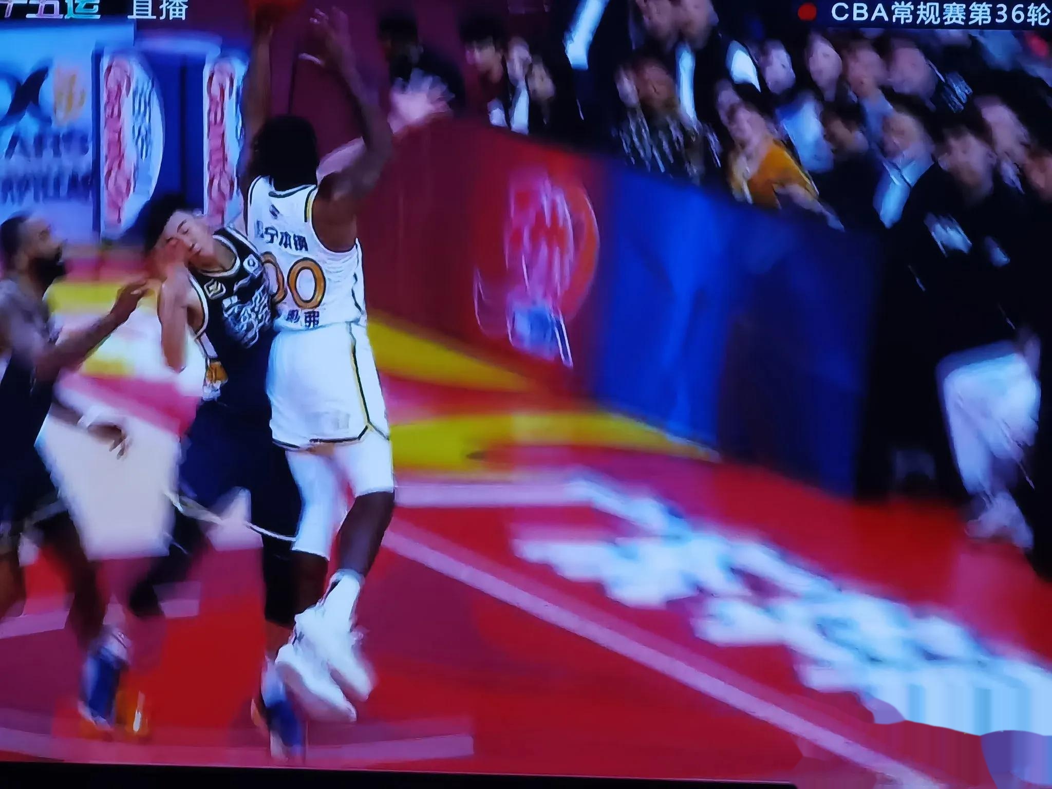 球队进攻端失误频现,战绩下滑明显 球队进攻端失误频现,战绩下滑明显