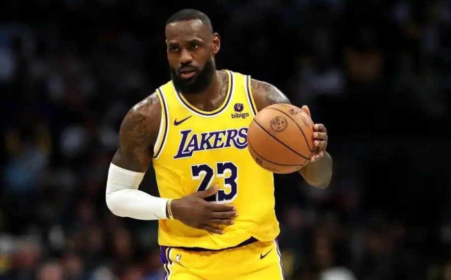 湖人击败绿军，再获胜利詹姆斯表现抢眼