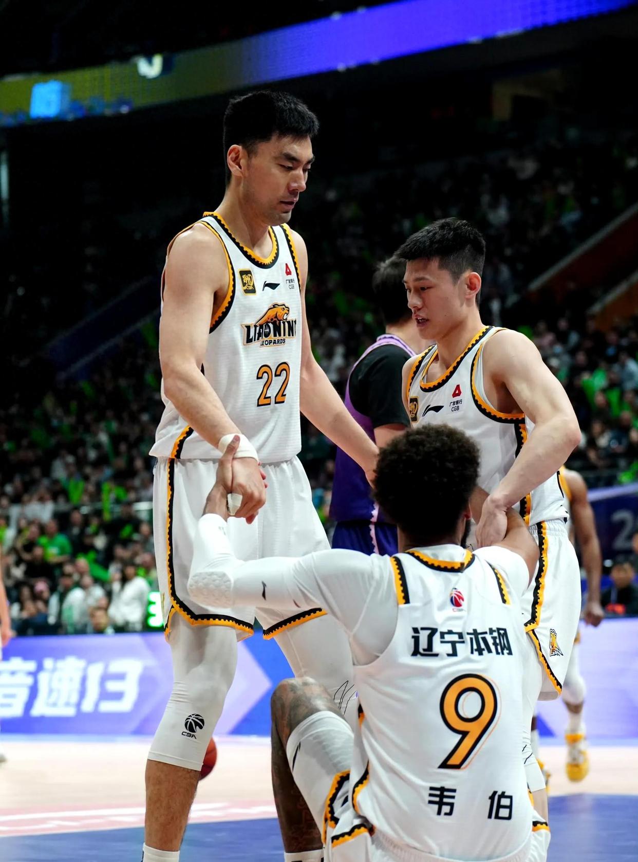 强大球队连胜,稳坐四强赛席位 强大球队连胜,稳坐四强赛席位