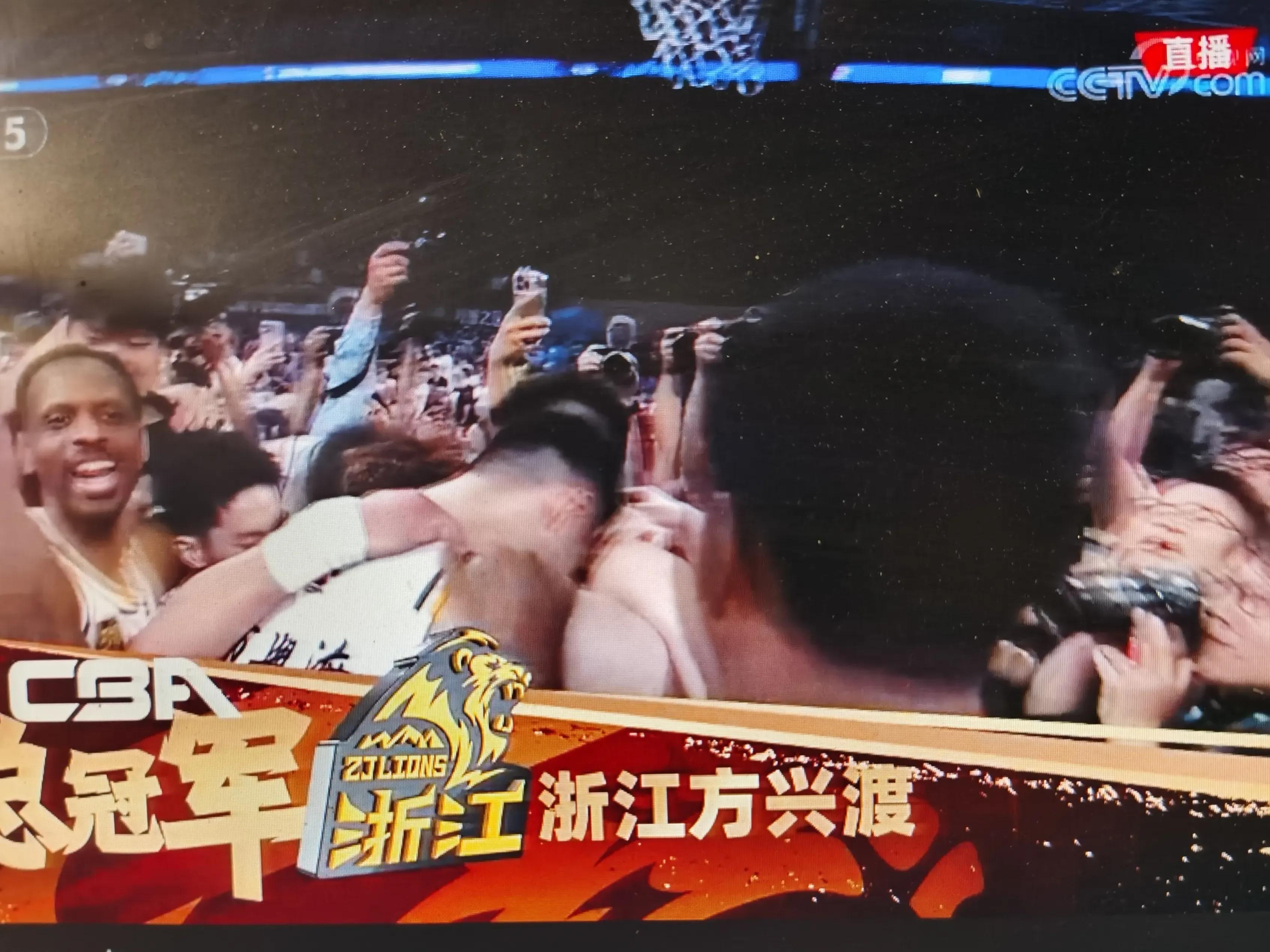 前场逼抢!球队前场逼抢制造对手失误 前场逼抢!球队前场逼抢制造对手失误