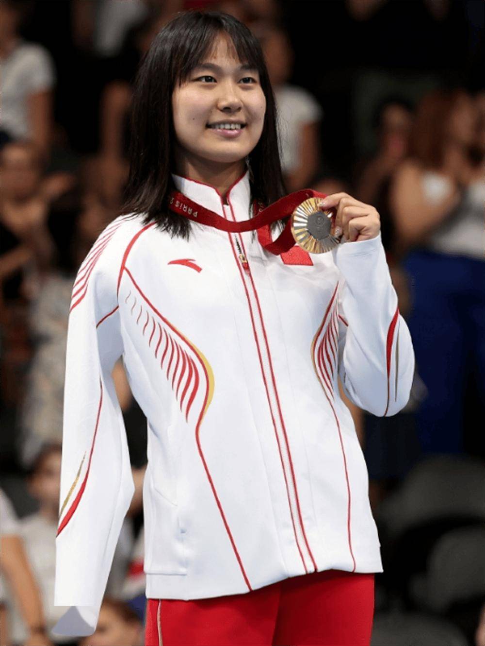 女子自行车场地赛夺冠选手喜获奖牌 女子自行车场地赛夺冠选手喜获奖牌