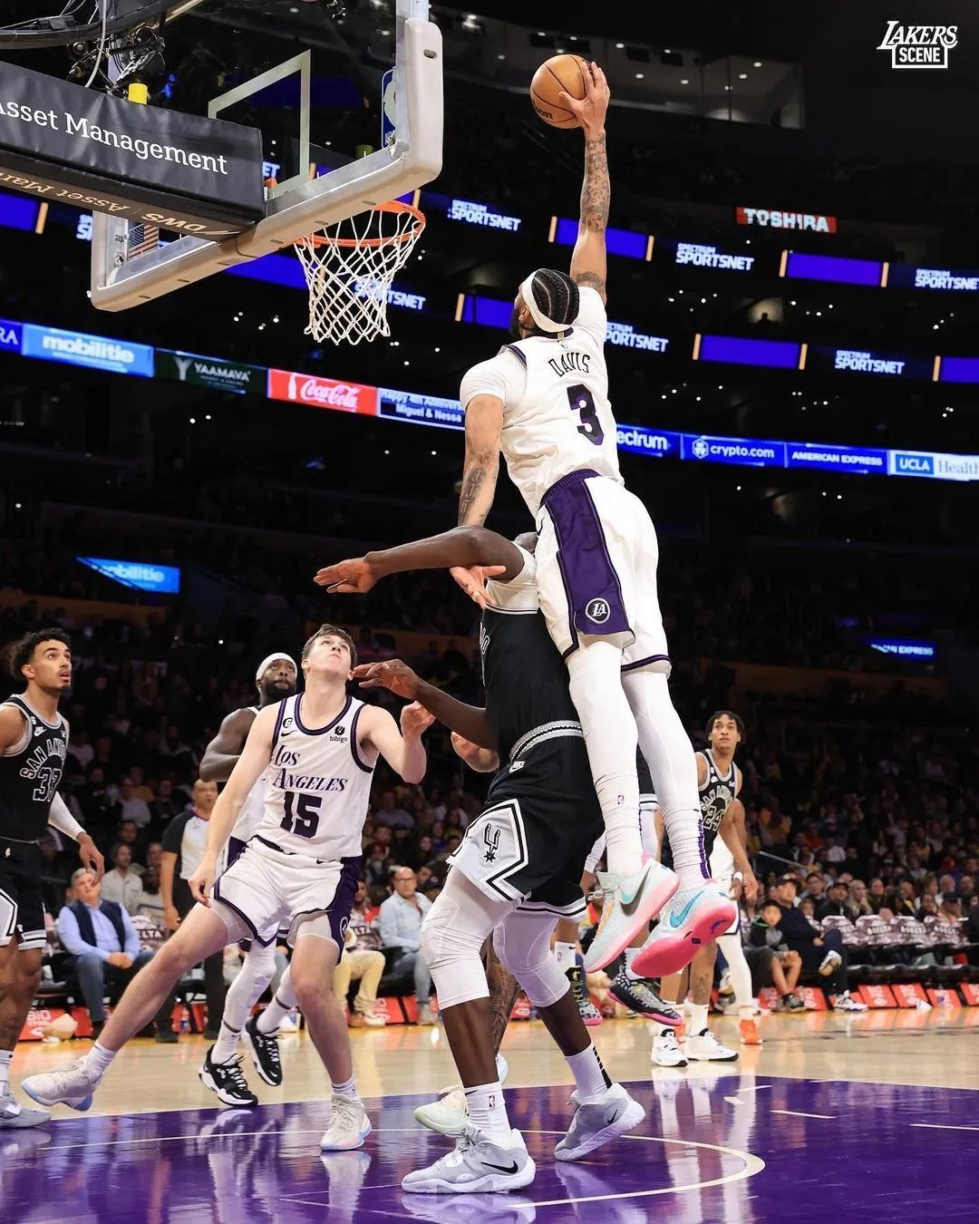 湖人大胜马刺,詹姆斯继续发挥领袖作用的简单介绍 湖人大胜马刺,詹姆斯继续发挥领袖作用的简单介绍