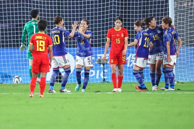 中国女足比赛落下帷幕,球迷们依依不舍地告别 中国女足比赛落下帷幕,球迷们依依不舍地告别