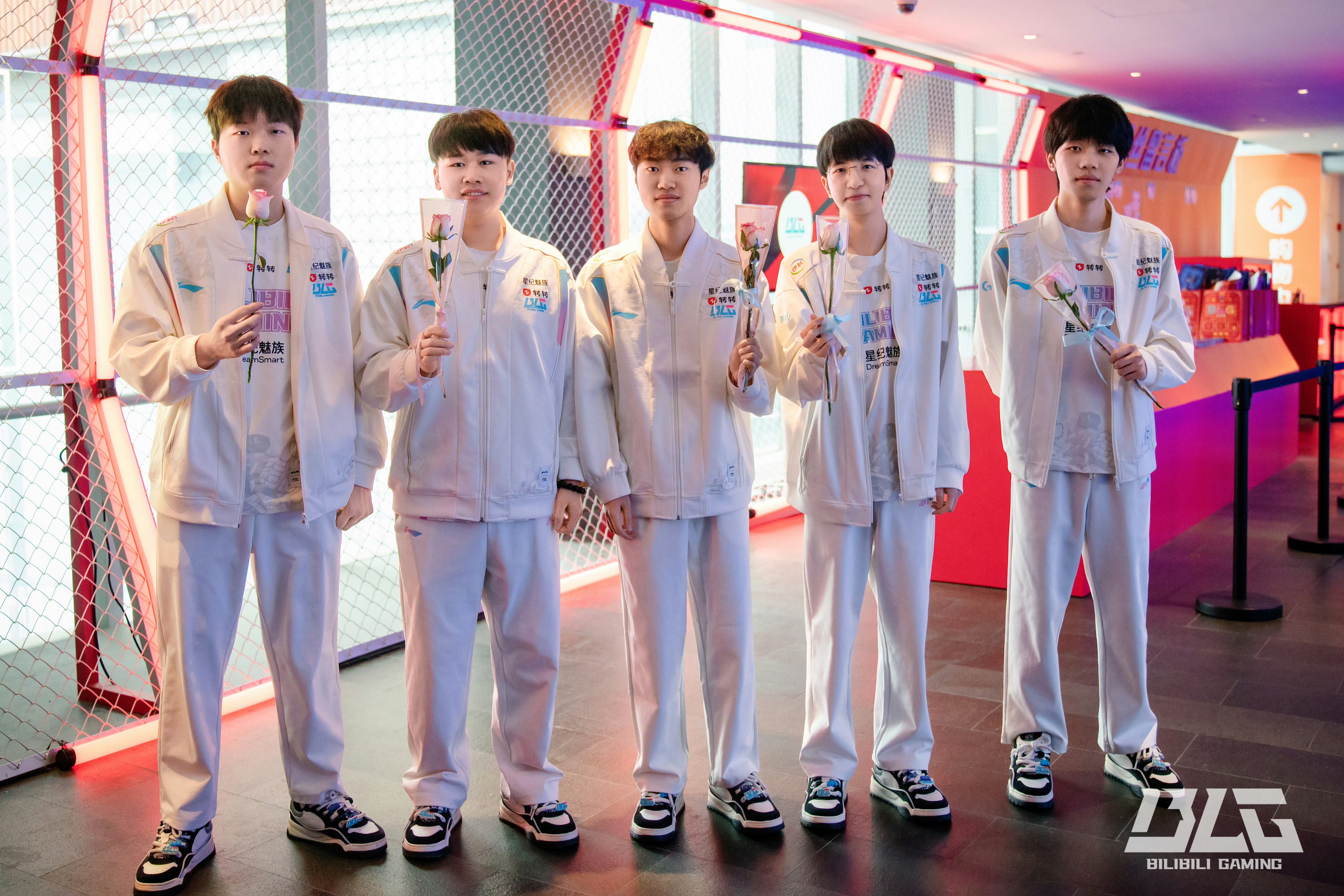 TES绝杀JDG,Tarzan线上压制力十足激烈交锋小组赛,成为赛场最大亮点 TES绝杀JDG,Tarzan线上压制力十足激烈交锋小组赛,成为赛场最大亮点