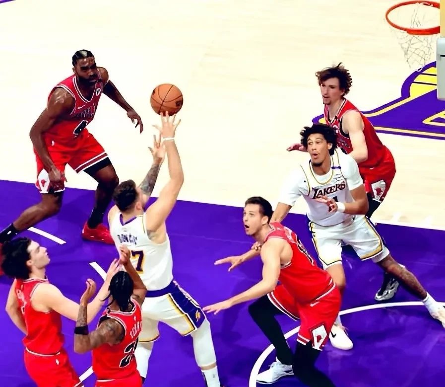 篮网客场大胜湖人，豪取六连胜