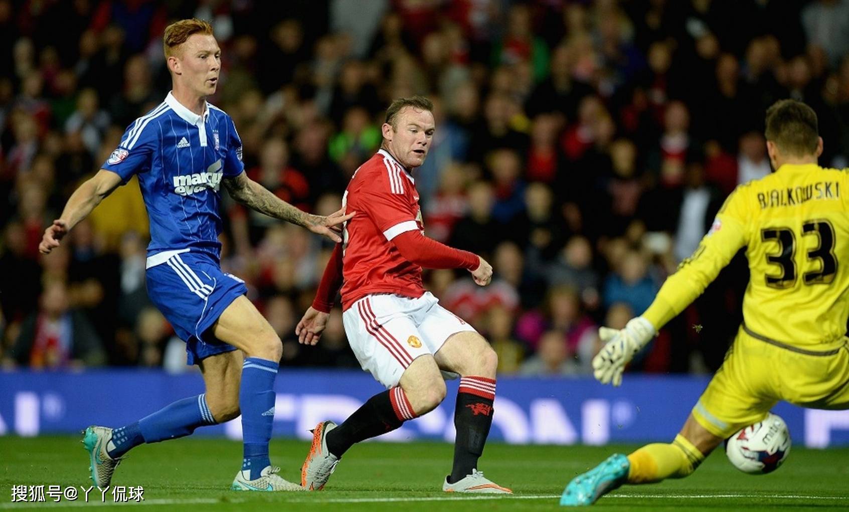 足球场上挥洒激情，实力对决谁能笑到最后的简单介绍