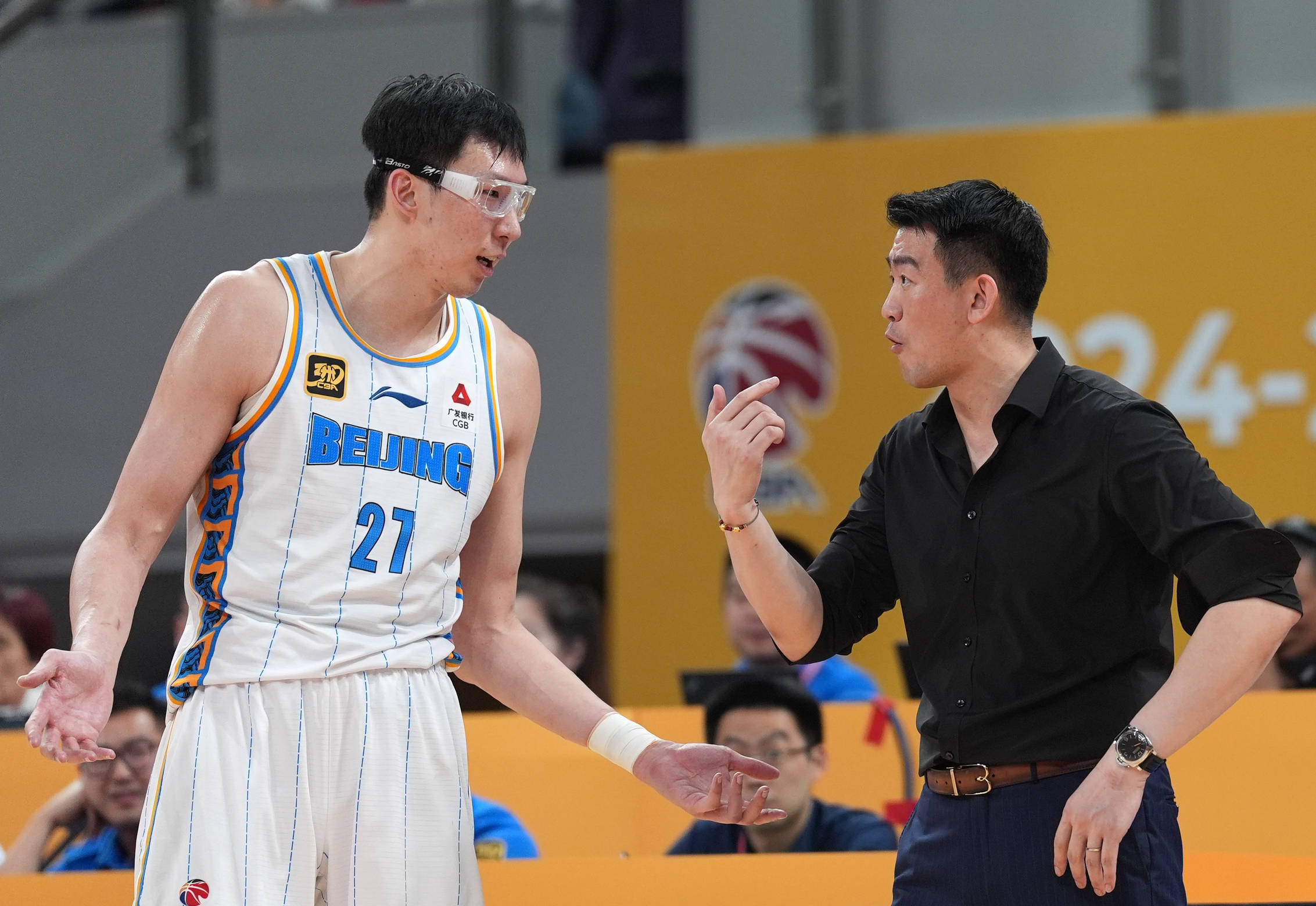 爱游戏娱乐-四川队翻盘掘金，周琦带队取胜